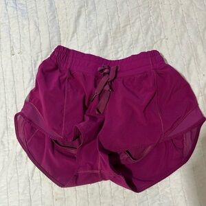 Lululemon deep fuchsia hotty hots 2.5”